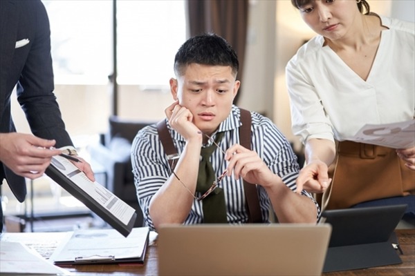 【苦痛】人事部 「転勤は男社員にさせるで～！女社員は都内のオフィス勤務な！w」→