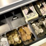 【悲報】若者「コンビニで現金払いやめて！」40代「……」→