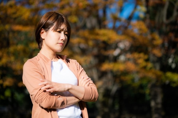 フェミさん「成人男性が女性の頭を押さえつけるように触ってるポスター、まじでホラーなんだが…犯罪だろ」→