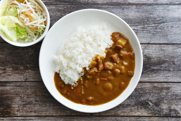 ワイ「なあ、このカレー昨日のじゃね？」嫁「うん、そうだけど　捨てれば良かったん？」←こいつｗｗｗ