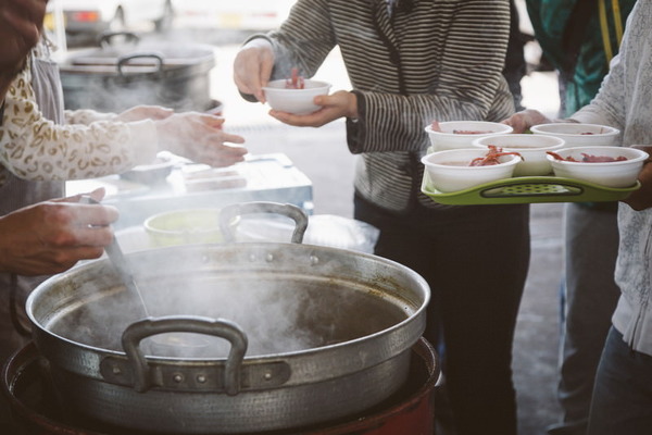 【愕然】 ホームレスの炊き出しに興味本位で並んでとん汁とおにぎり食べた結果・・