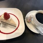 カフェの会計「4400円です(ケーキ2個と飲み物)」女「あっ、私1000円くらい出しますよ！」→結果ｗ